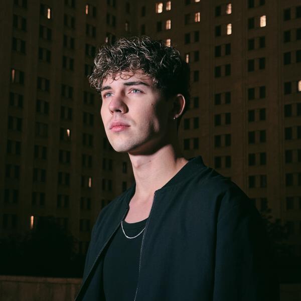 Кирилл Скрипник - Среди домов